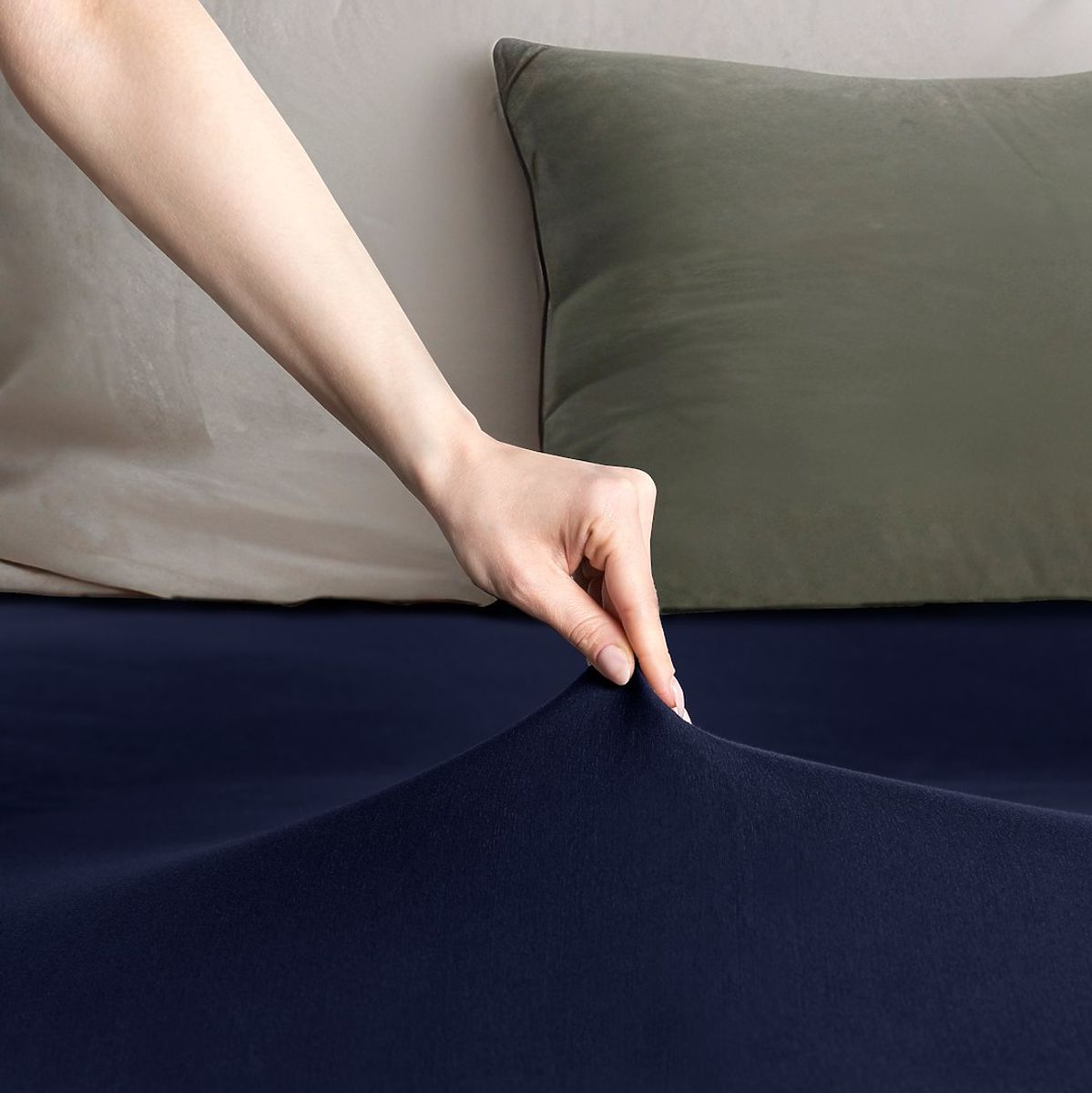 Lenzuolo AMBER colore blu navy stile classico materiale jersey 80-90x200 DecoKing