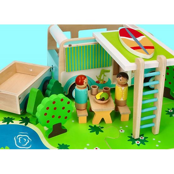 Caravan in legno con rimorchio e accessori