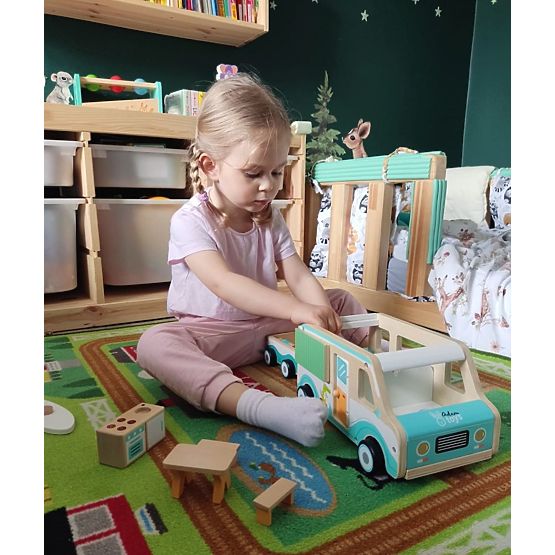 Caravan in legno con rimorchio e accessori