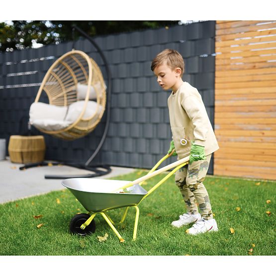Carriola a piede piccolo con attrezzi da giardino