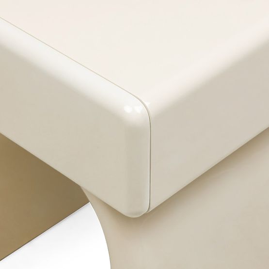 Comodino con cassetto Blush, bianco crema, lucido, forma arcuata