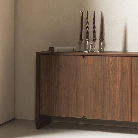 Credenza a quattro ante Moku noce villa, superfici frontali arrotondate