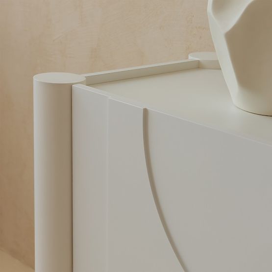 Credenza a tre ante Lunaria con frontale intagliato, bianca