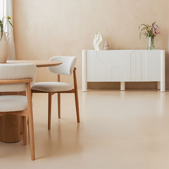 Credenza a tre ante Lunaria con frontale intagliato, bianca