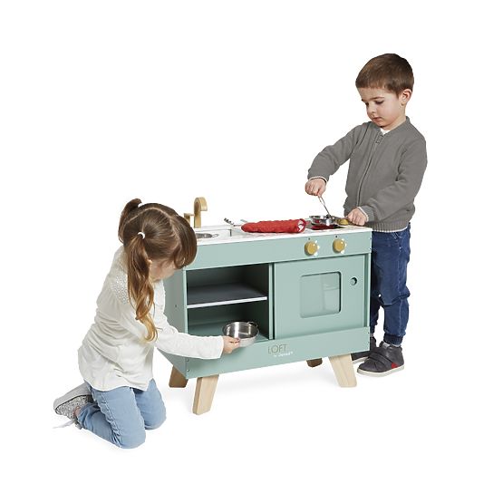 Cucina in legno per bambini a soppalco