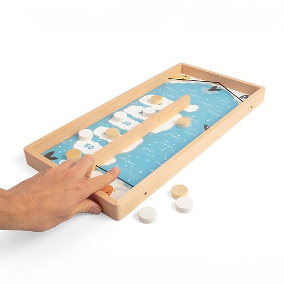 Gioco in legno con dischi su ghiaccio