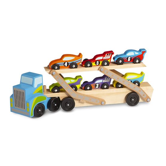 Grande camion con auto da corsa