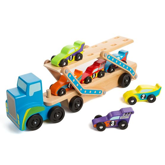Grande camion con auto da corsa