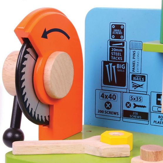 Laboratorio fai da te in legno con attrezzi