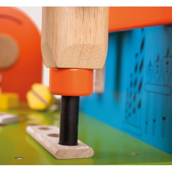 Laboratorio fai da te in legno con attrezzi