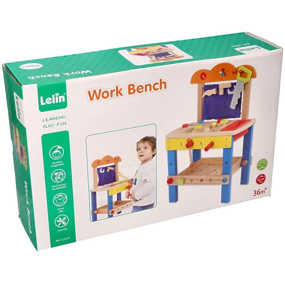 Laboratorio in legno con molti strumenti