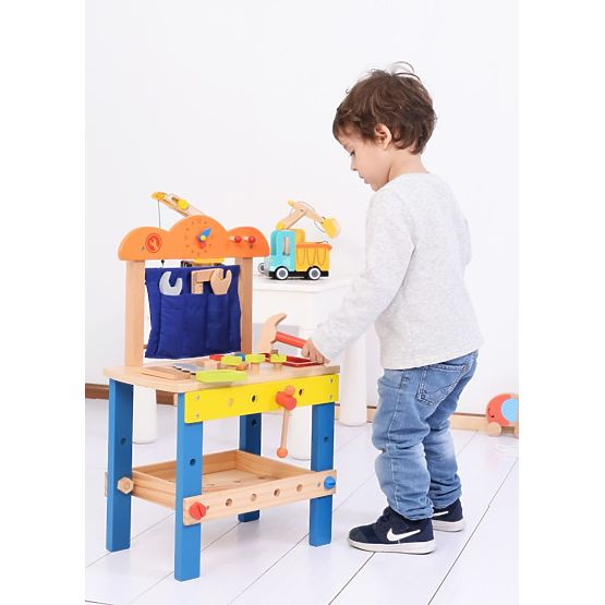 Laboratorio in legno con molti strumenti