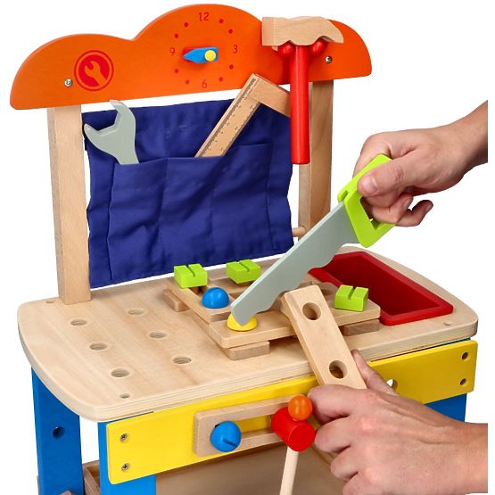 Laboratorio in legno con molti strumenti