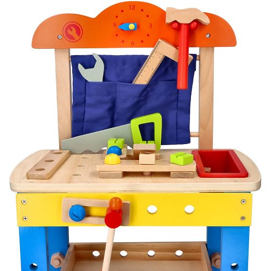 Laboratorio in legno con molti strumenti