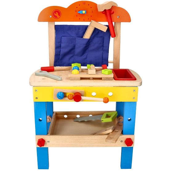 Laboratorio in legno con molti strumenti