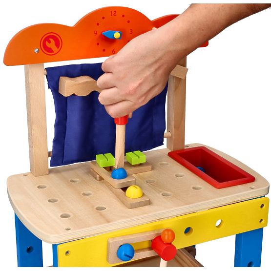 Laboratorio in legno con molti strumenti