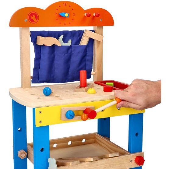 Laboratorio in legno con molti strumenti