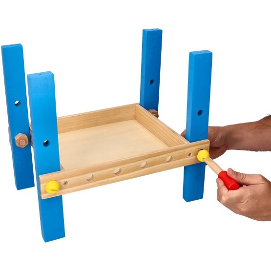 Laboratorio in legno con molti strumenti