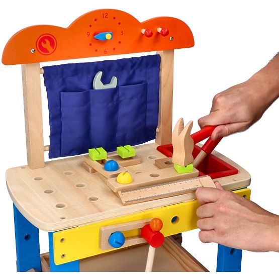 Laboratorio in legno con molti strumenti