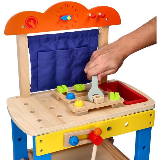 Laboratorio in legno con molti strumenti