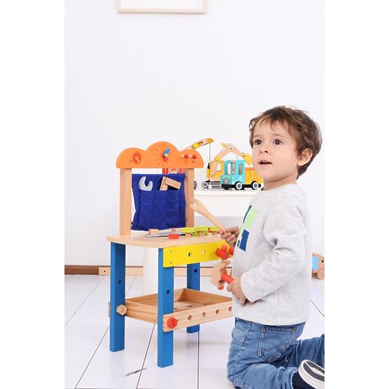 Laboratorio in legno con molti strumenti