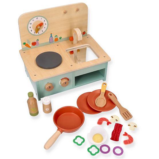 Piccola cucina in legno con accessori