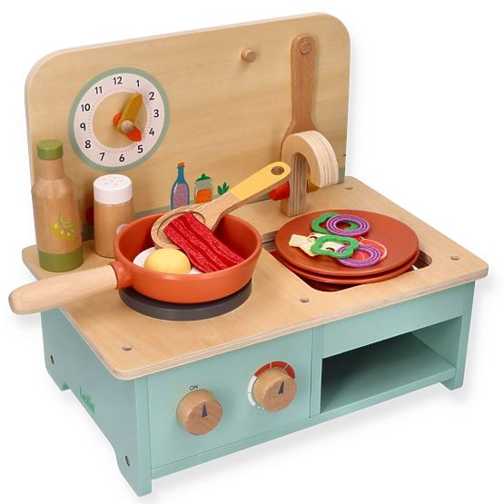 Piccola cucina in legno con accessori