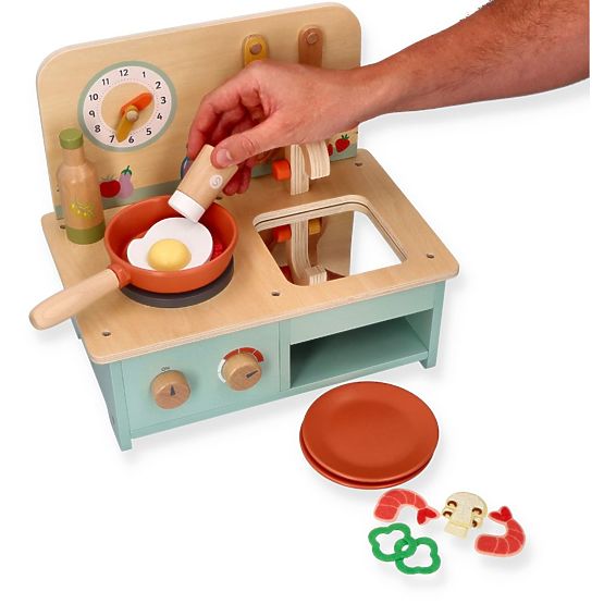 Piccola cucina in legno con accessori