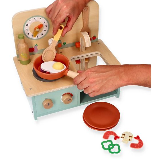 Piccola cucina in legno con accessori