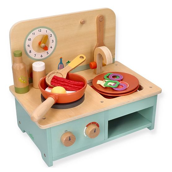 Piccola cucina in legno con accessori