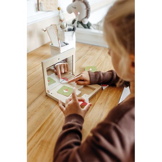 Puzzle simmetrico con specchio