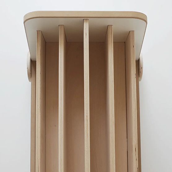 Scaffale in legno su ruote