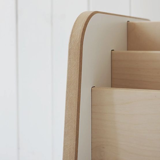 Scaffale in legno su ruote
