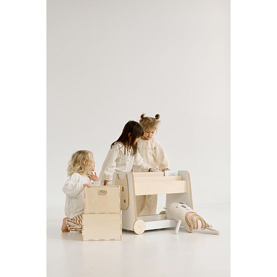Scaffale in legno su ruote