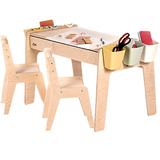 Set da tavolo e due sedie per bambini con accessori