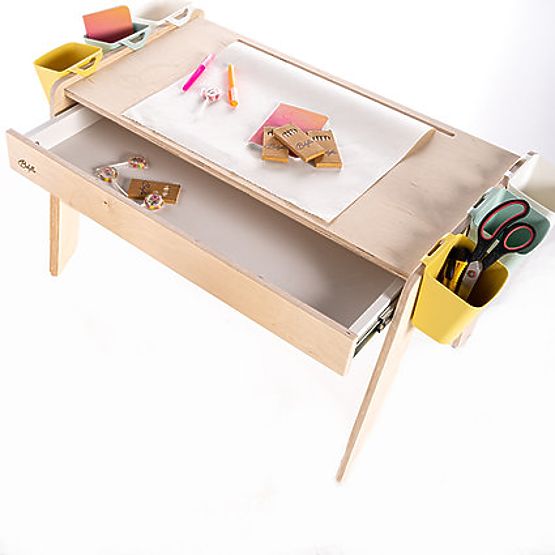 Set da tavolo e due sedie per bambini con accessori