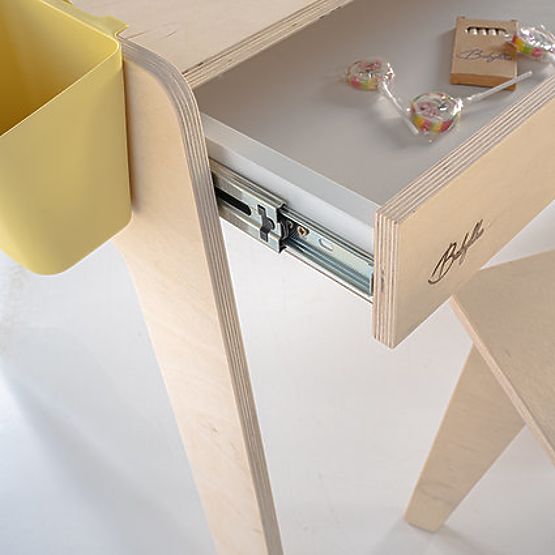 Set da tavolo e due sedie per bambini con accessori