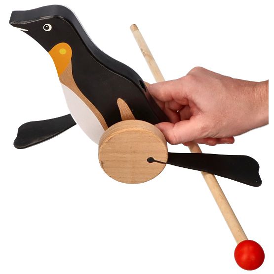 Tirare l'animale su un bastone - Pinguino