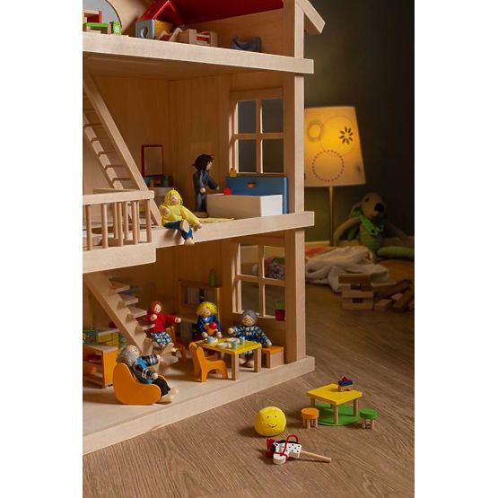 Una grande casa delle bambole in legno